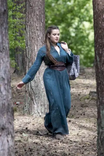 Forbannet Netflix sesong 1 Katherine Langford On Set