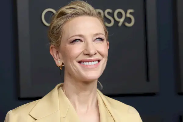 Mitä Cate Blanchett TEKEE tässä villisti käsistä 'Vanity Fair' -haastattelussa?