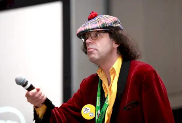 Kdo je Nardwuar človeška servieta? In – zakaj bi moralo ljudi skrbeti?