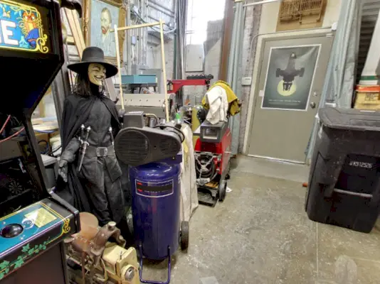 Faites une visite guidée de l’atelier riche en culture pop d’Adam Savage dans Google Street View