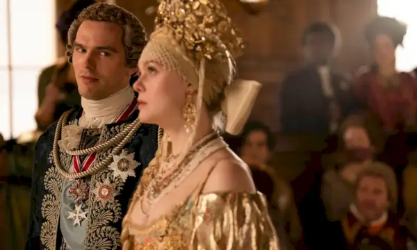 Elle Fanning și Nicholas Hoult în The Great