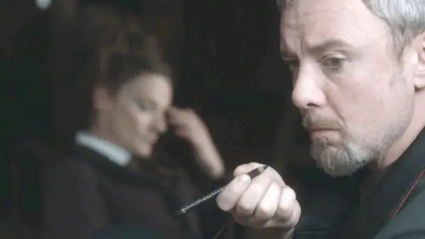 John Simm als de Meester, met Michelle Gomez