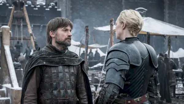 Gwendoline Christie ir Nikolajus Costeris-Waldau filme „Sostų žaidimas“.