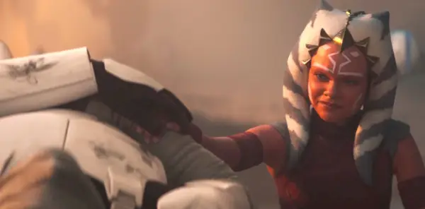 Die junge Ahsoka (Ariana Greenblatt) legt ihre Hand auf einen gefallenen Sturmtruppler