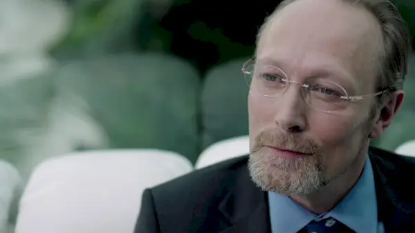 Lars Mikkelsen Charles Augustus Magnussen szerepében a Sherlockban