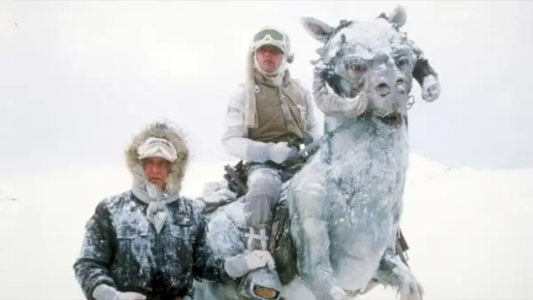 Han Solo a Luke Skywalker s tauntaunem ve sněhu Hoth ve Star Wars: Impérium vrací úder.