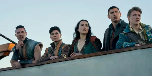 Die Crew der Volkvony, bestehend aus Tolya, Tamar, Alina, Mal und Sturmhond, in der zweiten Staffel von Shadow and Bone von Netflix