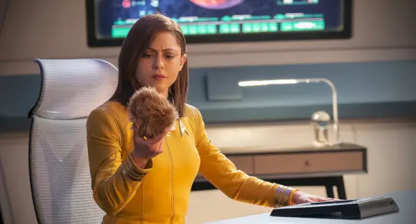 Le capitaine Lynne Lucero (Rosa Salazar) tient un tribble dans