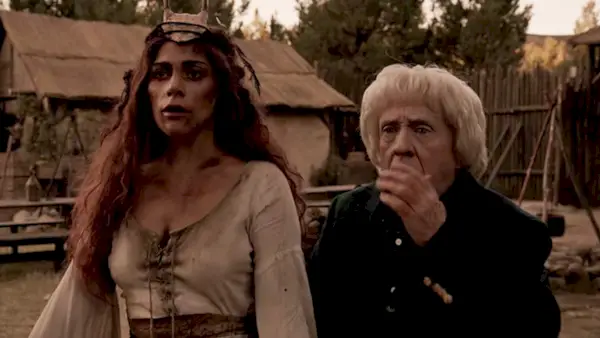 Lady Gaga als Scathach en Leslie Jordan als Cricket in American Horror Story: Roanoke