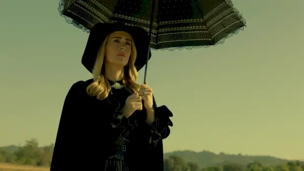 Sarah Paulson de pie con un traje negro como Cordelia Goode en American Horror Story: Apocalypse