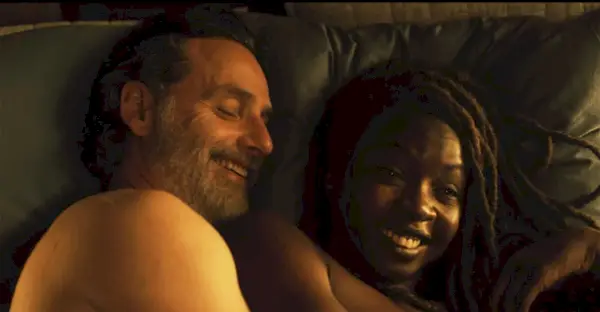 rick grimes a michonne ležia spolu v posteli a usmievajú sa