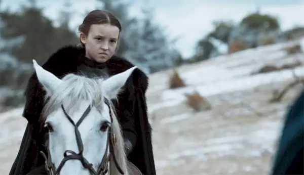 Lyanna Mormont, ki jo igra Bella Ramsay, med Igro prestolov z gnusom gleda Ramseyja Boltona