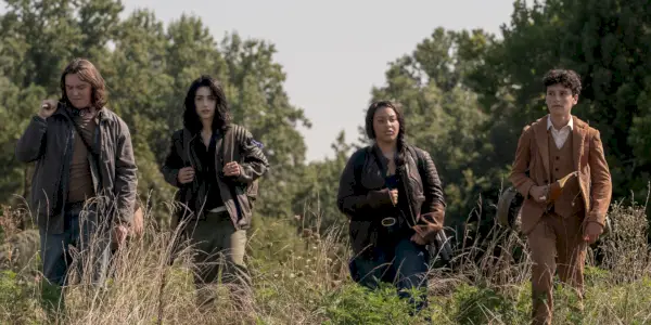 The Walking Dead: World Beyond'un 1. sezonunda Hal Cumpston, Alexa Mansour, Aliyah Royale ve Nicolas Cantu