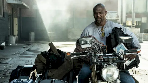 Terry Crews siedzący na motocyklu w Tales of the Walking Dead