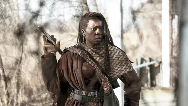 Michonne dempeus amb la mà en una arma