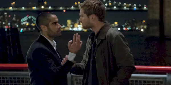 Finn Jones dans le rôle de Danny Rand et Sacha Dhawan dans le rôle de Davos dans la saison 2 d'Iron Fist