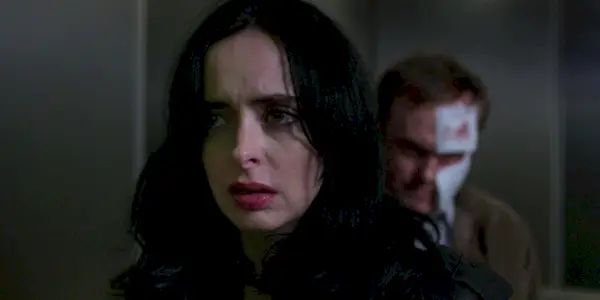 Krysten Ritter dans le rôle de Jessica Jones et Jeremy Bobb dans le rôle de Gregory Sallinger dans la saison 3 de Jessica Jones