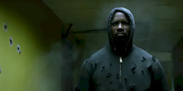 Mike Colter nei panni di Luke Cage con una felpa con cappuccio crivellata di proiettili nella prima stagione di Luke Cage