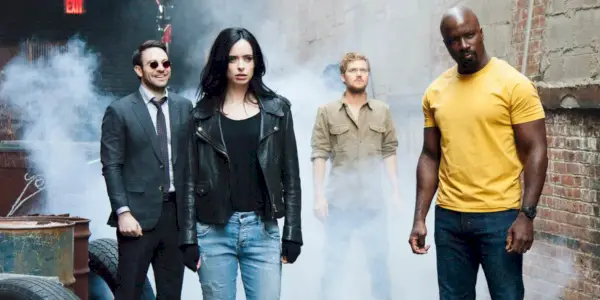 Charlie Cox mint Matt Murdock, Krysten Ritter mint Jessica Jones, Finn Jones mint Danny Rand és Mike Colter mint Luke Cage a Védőkben