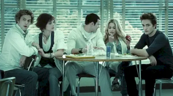 Cullen-barna, Jasper, Alice, Emmett, Rosalie og Edward, sitter i kafeteriaen til Forks High School i den første Twilight-filmen