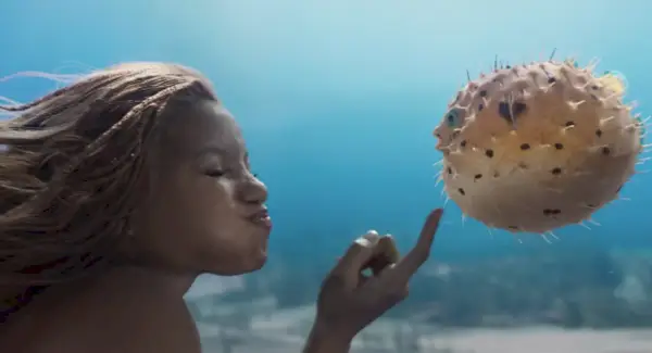 Halle Bailey som Ariel kæler pufferfish