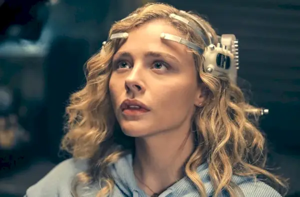 Chloe Grace Moretz, Amazon Prime Video'da fütüristik bir oyun kulaklığı takıyor