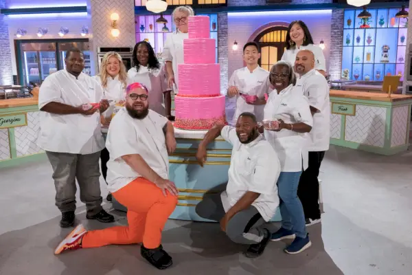 Travis Smith, Emily Adey, Andy Bisaha, Cura Johnson, Jean Silber, Ignoisco Miles, Frank Hu, Angie Williams, Georgina Chiou und Richard Sanchez posieren in „The Big Nailed It!“ um einen mehrstöckigen Kuchen. Back-Challenge Staffel 1