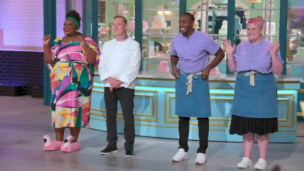 Nicole Byer, Jacque Torres, Robert Lucas et Erin Jeanne McDowell dans The Big Nailed It ! Défi de pâtisserie (Netflix)