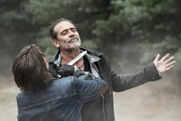 Lauren Cohan jako Maggie Rhee a Jeffrey Dean Morgan jako Negan ve scéně z AMC