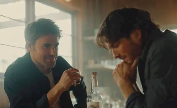 Ian Somerhalder och Paul Wesley över Vampire Diaries bourbon.