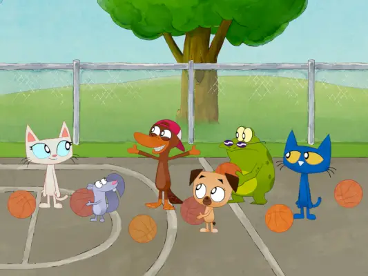 Seis personajes animales juegan juntos al baloncesto en una cancha de baloncesto vallada.