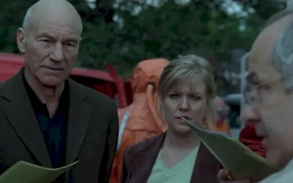 Sir Patrick Stewart în rolul lui Ian Hood în The Eleventh Hour