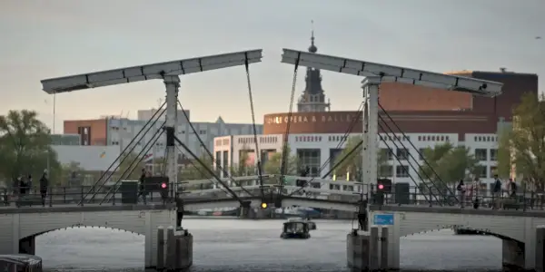 Wie „Ted Lasso“ seine Amsterdam-Folge so richtig hinbekam, so eine echte Niederländerin