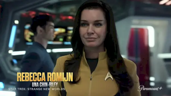 Rebecca Romijn som A Chin-Riley