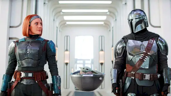 Katee Sackhoff som Bo-Katan Kryze og Pedro Pascal som Din Djarin med Grogu i The Mandalorian