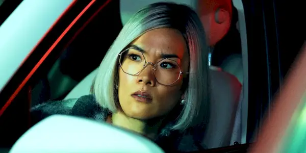 Ali Wong als Amy Lau in haar auto in Beef