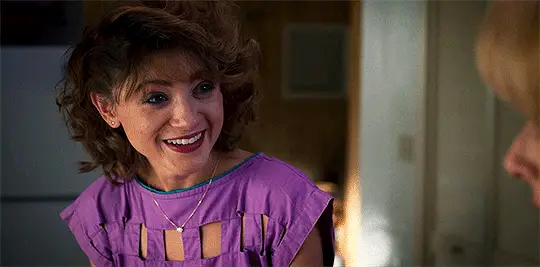 Nancy souriant dans des choses étranges 3