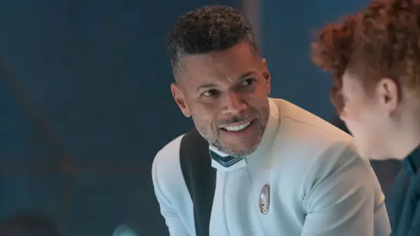 Wilson Cruz som doktor Hugh Culber i Star Trek Discovery säsong 5, pratar med Mary Wiseman