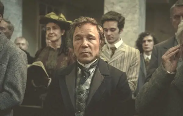 Stephen Graham in einer Menschenmenge als Elias Mannix/Sir Julian Harker in Netflix