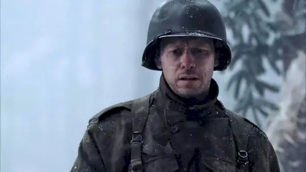 Un soldado de la Segunda Guerra Mundial se encuentra en la nieve en