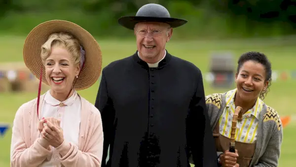 Detectivul amator preferat al tuturor se întoarce! Sezonul 12 „Father Brown” se filmează acum