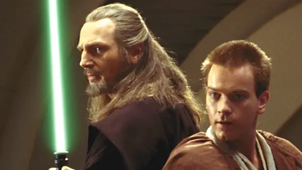 Qui-gon Jinn a Obi-Wan stojaci chrbtom k sebe