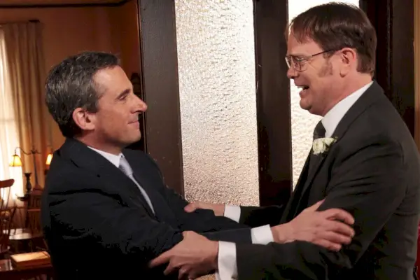 Michael (Steve Carell) in Dwight (Rainn Wilson) delita trenutek med finalom Pisarne