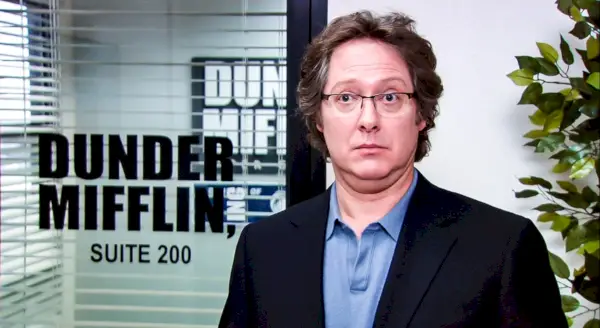 Robert California (James Spader) kijkt geschokt op The Office