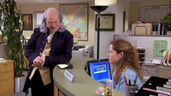 Imitent Ben Franklin (Andy Daly) si povídá s Pam (Jenna Fischer) na The Office