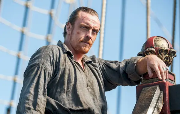 Black Sails'deki James Flint rolündeki Toby Stephens, oynadığı her sahnede beynimin kimyasını tamamen yeniden ayarlıyor.