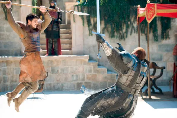 Oberyn Martell y Gregor Clegane pelean en una prueba por combate durante Juego de Tronos