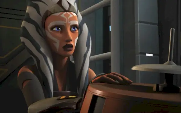 Ahsoka olha tristemente para a câmera no episódio Star Wars Rebels