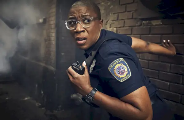 '9-1-1's Aisha Hinds Talks bygger en karakter over 100 episoder