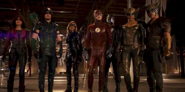 Speedy, Green Arrow, Black Canary, The Flash, Spartan, Hawkgirl og Hawkguy in the Heroes Join Forces Arrowverse crossover